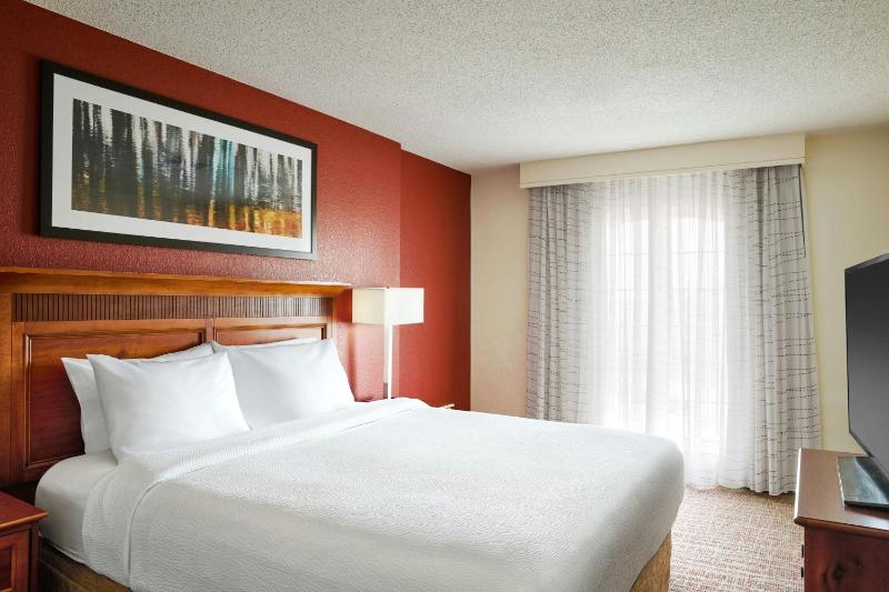 Queen Room with Two Queen Beds and Adapted Tub - Mobility and Hearing Accessible image 2
