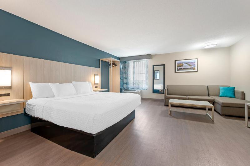 King Suite with Sofa Bed image 3