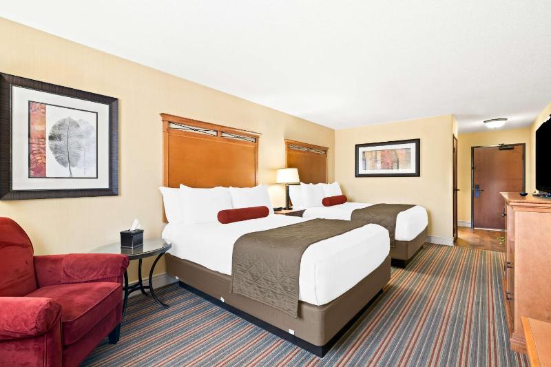 Queen Room with Two Queen Beds - Non-Smoking image 4