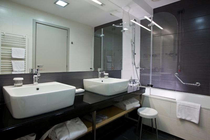 Standard Double or Twin Room image 2