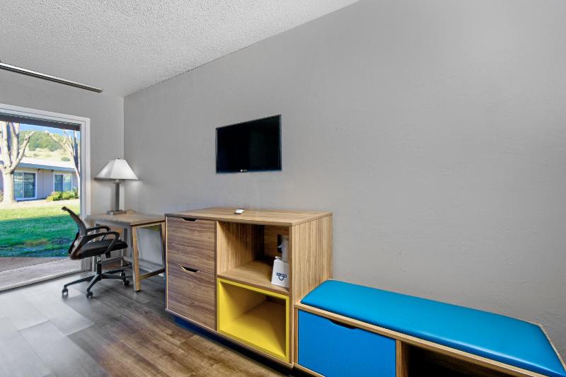 Double Room with Two Double Beds - Non-Smoking image 4