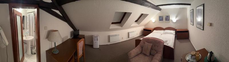 Standard Double Room image 3