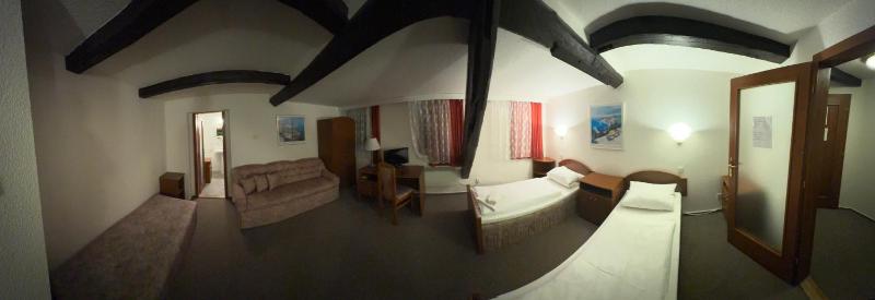 Twin Room with Bathroom image 1