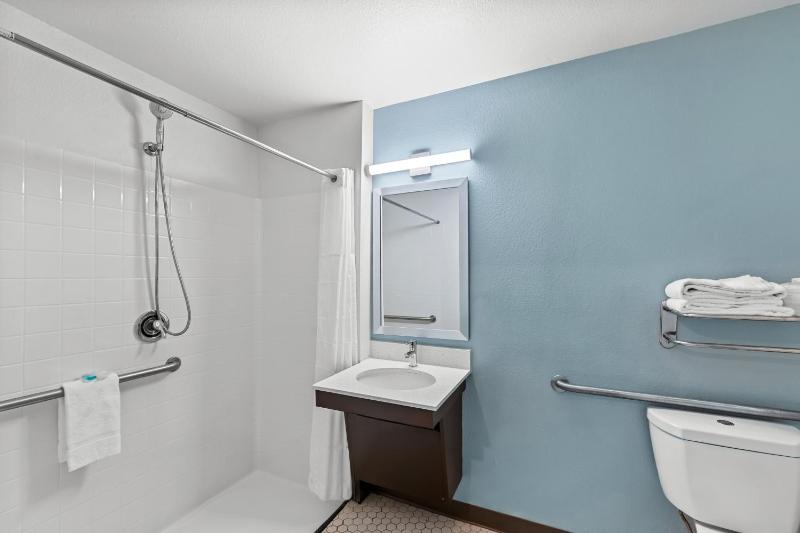 Queen Room  with Roll-In Shower - Disability Access/Non-Smoking image 2