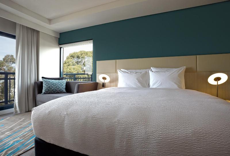 Standard King Room with Balcony image 4