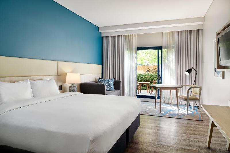 Standard King Room with Balcony image 3
