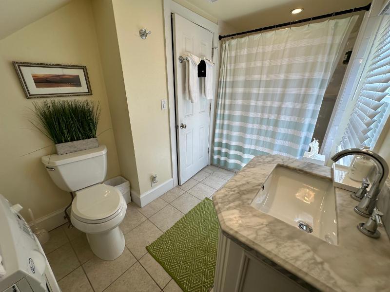 Six-Bedroom House image 3