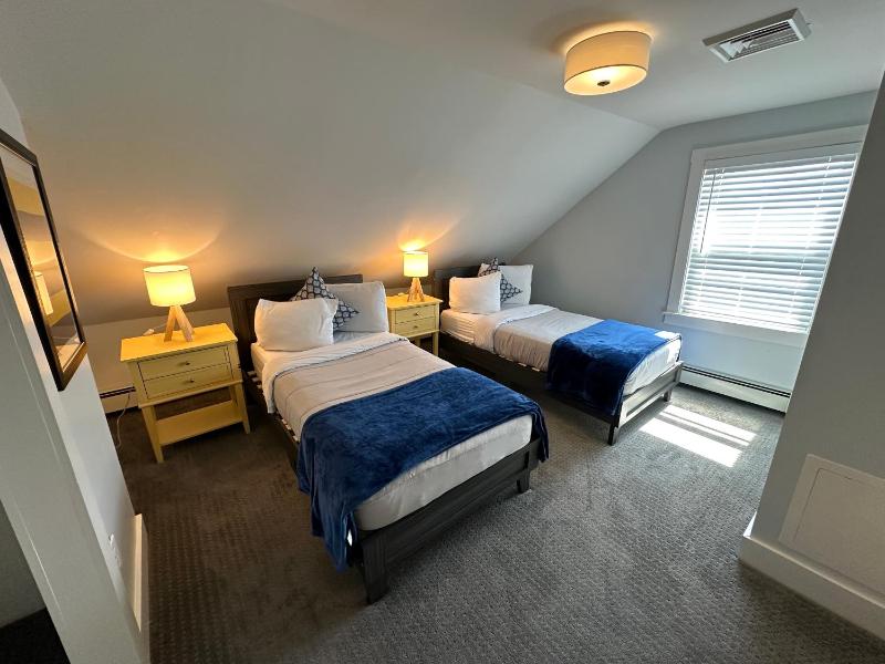 Six-Bedroom House image 4