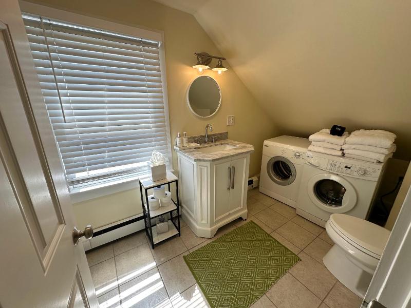 Six-Bedroom House image 2