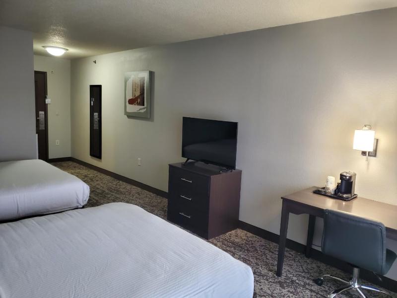 Queen Room with Two Queen Beds - Non-Smoking image 2