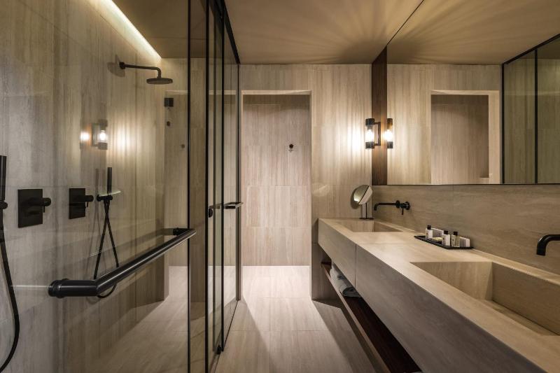 Deluxe Suite image 3
