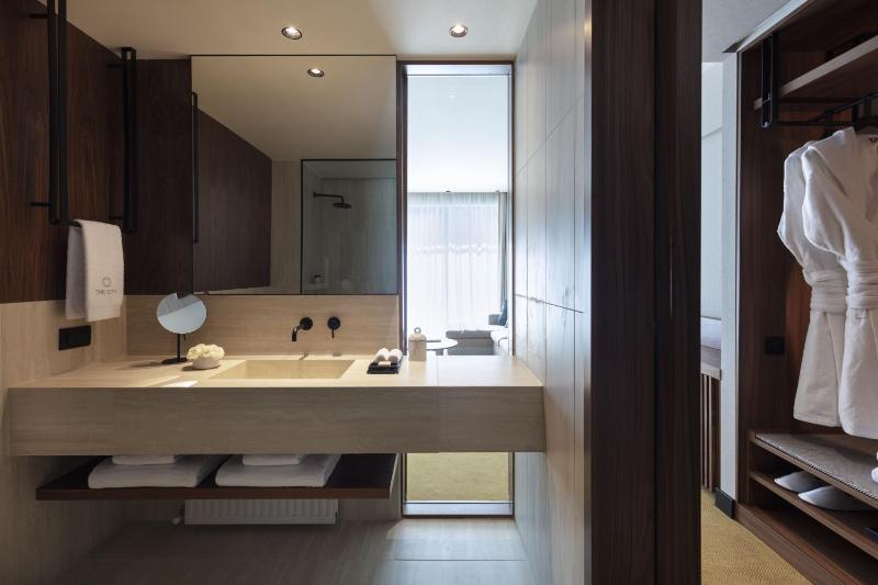 Large Double or Twin Room image 3