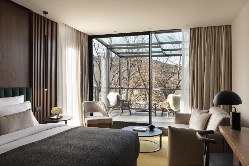 Large Double or Twin Room image 1