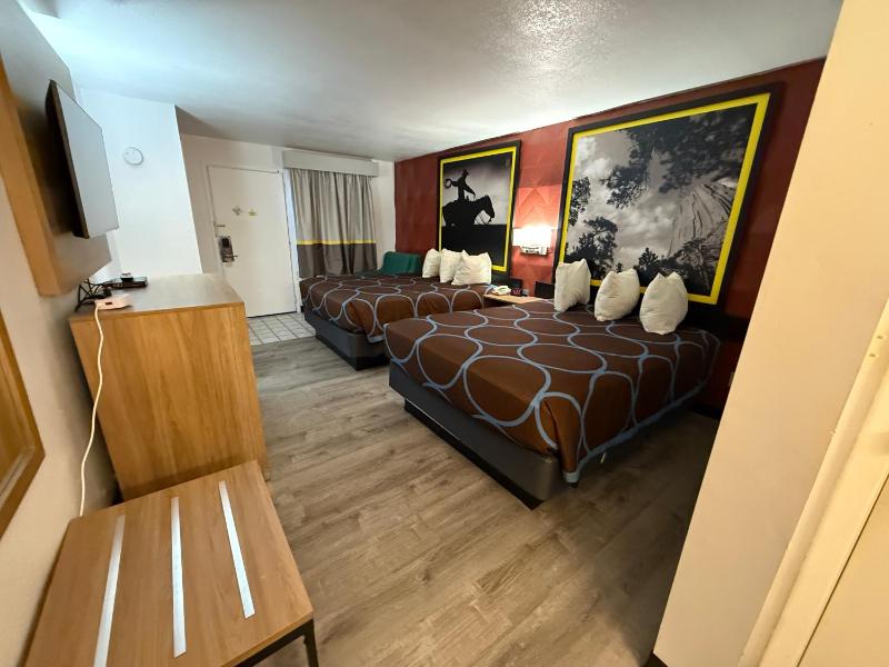 Deluxe Queen Room with Two Queen Beds - Non-Smoking image 2