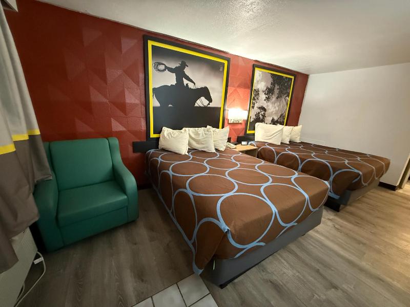 Queen Room with Two Queen Beds - Non-Smoking image 2
