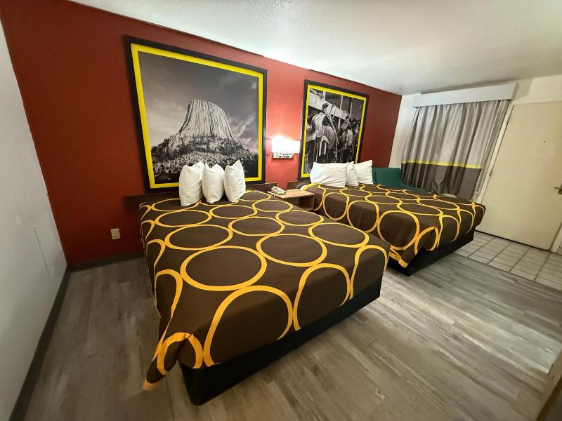 Deluxe Queen Room with Two Queen Beds - Non-Smoking image 3