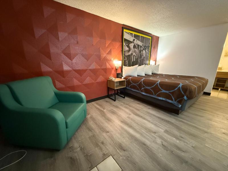 King Room - Non-Smoking image 3