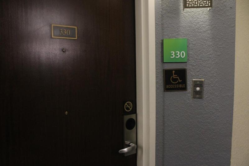 King Room with Tub and Grab Bars - Mobility/Hearing Accessible - Non-Smoking image 3