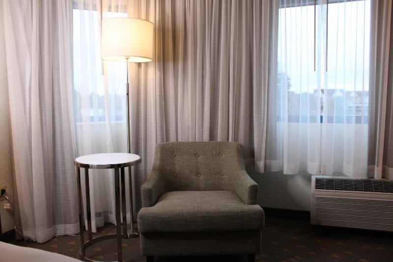 King Room with Mobility/Hearing Access and Roll-In Shower, Non-Smoking image 4
