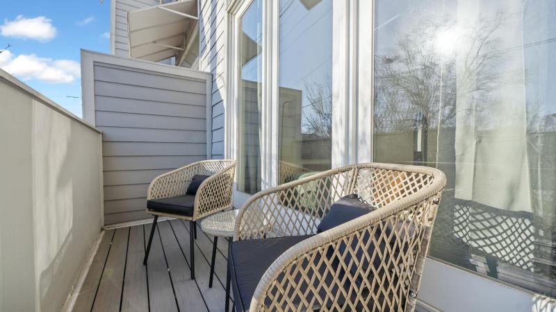 Chic Modern Condo in the Vibrant NuLu District - image 4
