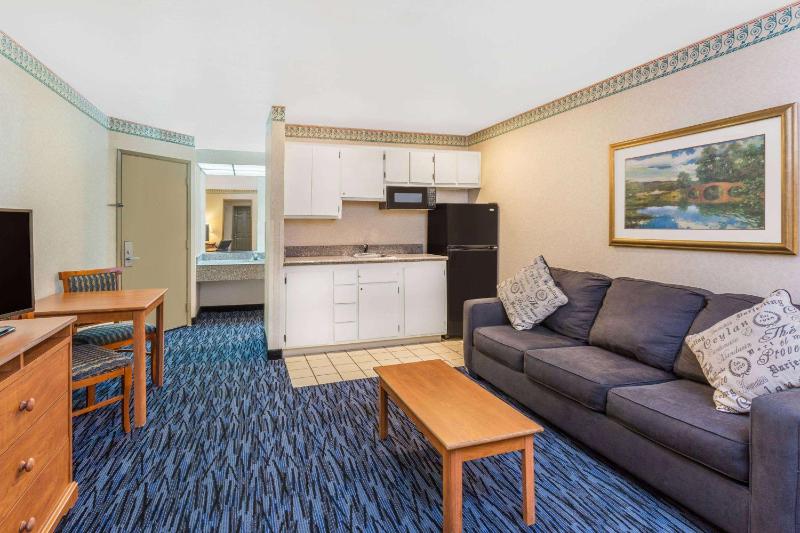 One-Bedroom King Suite with Sofa Bed - Non-Smoking image 2