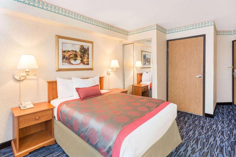 Double Room with Bathtub with Grab Bars - Mobility Accessible/Non-Smoking image 2