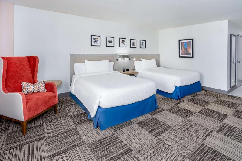 Queen Room with Two Queen Beds - Hearing Accessible image 4