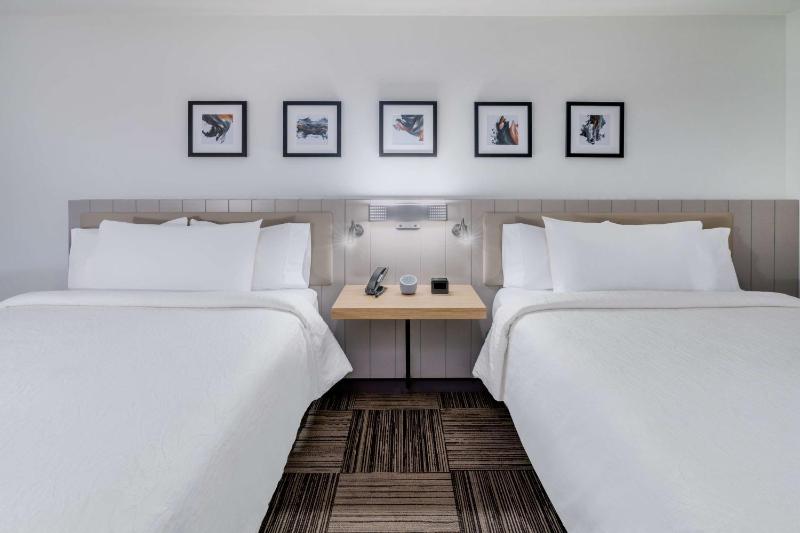 Queen Room with Two Queen Beds - Hearing Accessible image 3