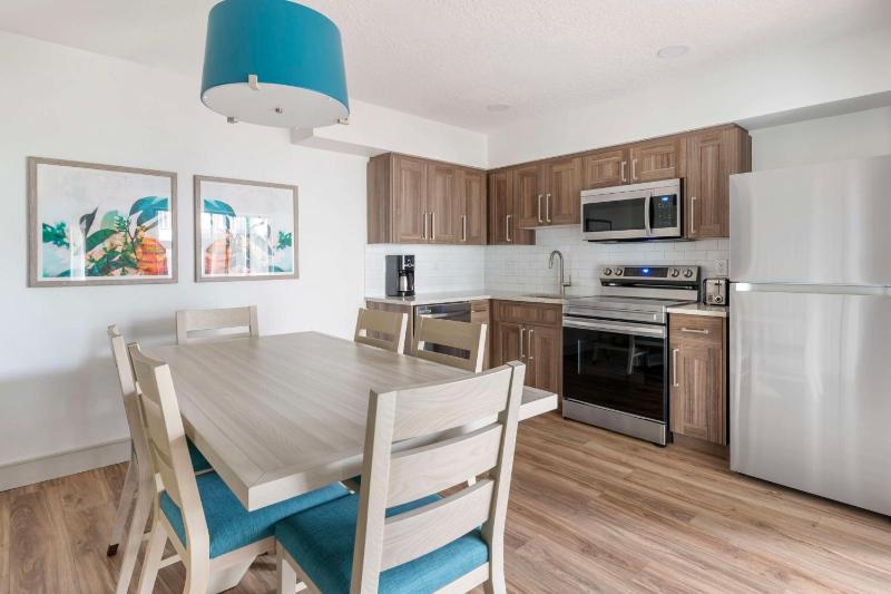 Two-Bedroom Suite with One King Bed and Two Twin Beds or One Queen Bed image 3