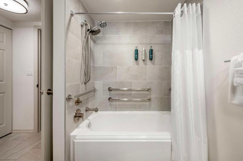 Two-Bedroom King Suite with Two Double Beds and Bath Tub - Hearing Accessible image 1