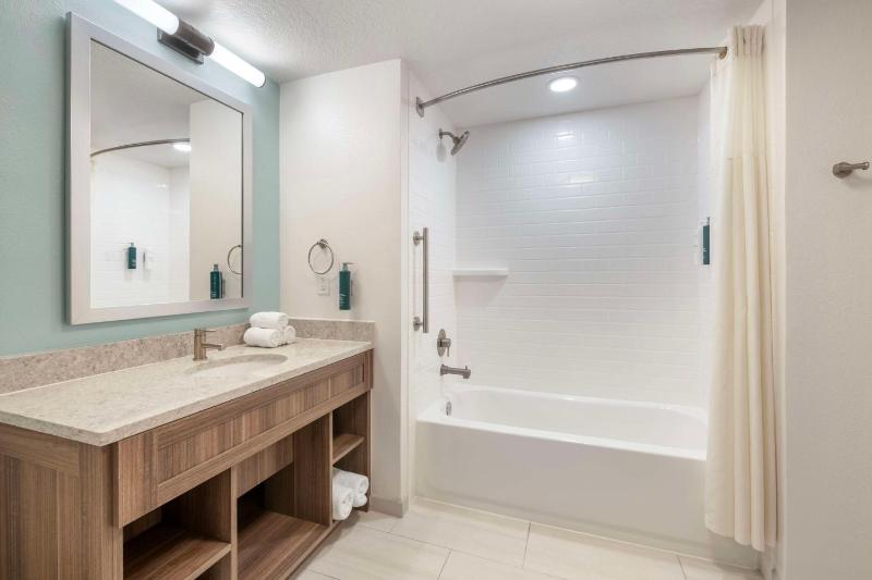 One-Bedroom Queen Suite - Floors 2-3 image 4