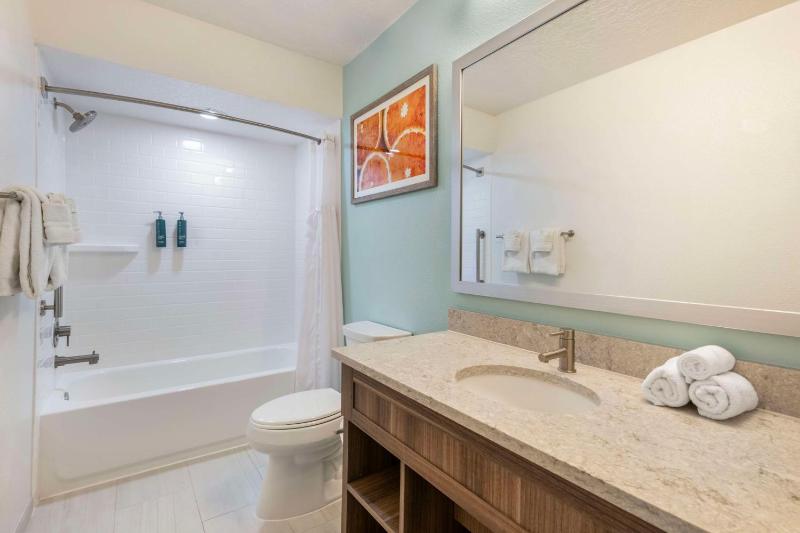 Two-Bedroom Suite with One King Bed and Two Twin Beds or One Queen Bed image 2