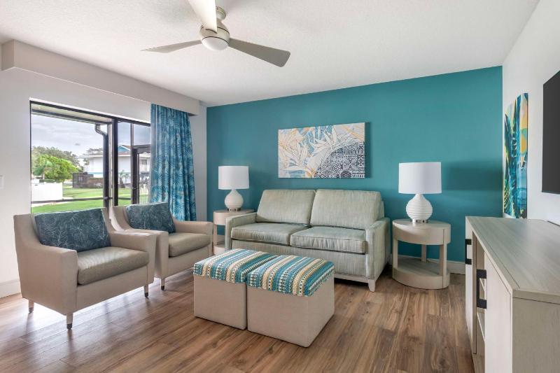 Two-Bedroom Suite with One King Bed and Two Twin Beds or One Queen Bed image 4