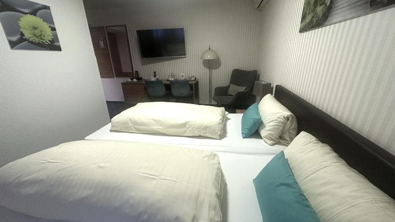 Deluxe Double or Twin Room with Garden View image 1