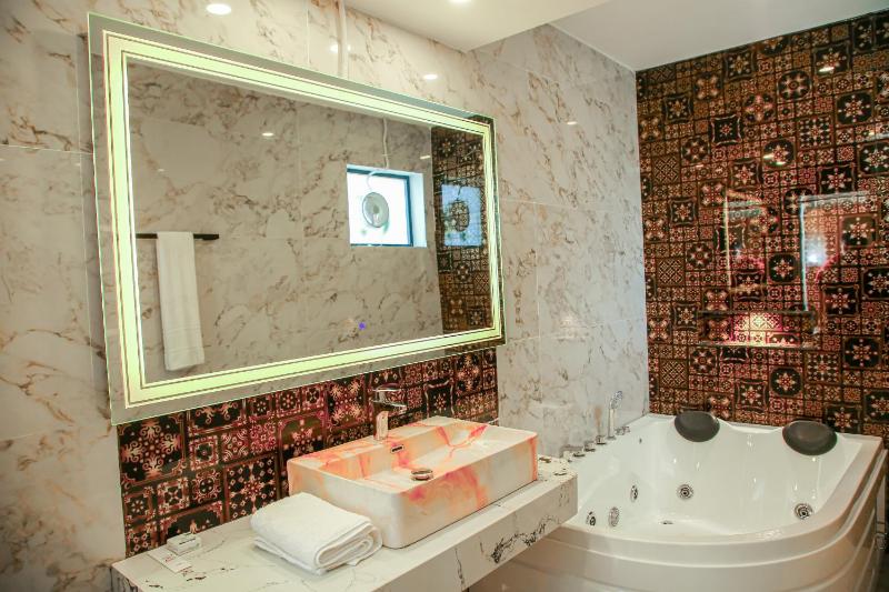 Grand Shalimar Hotel - image 6