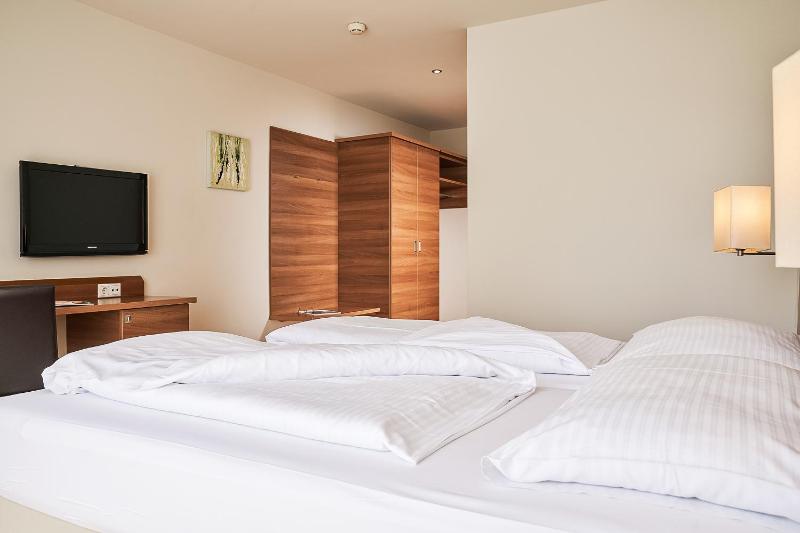 Standard Double Room (1 Adult) image 2
