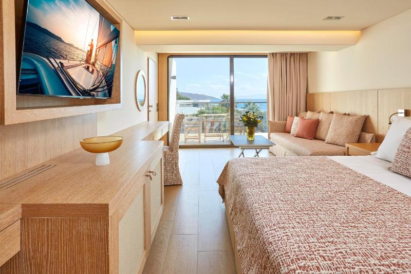 Deluxe Double Room with Sea View image 1