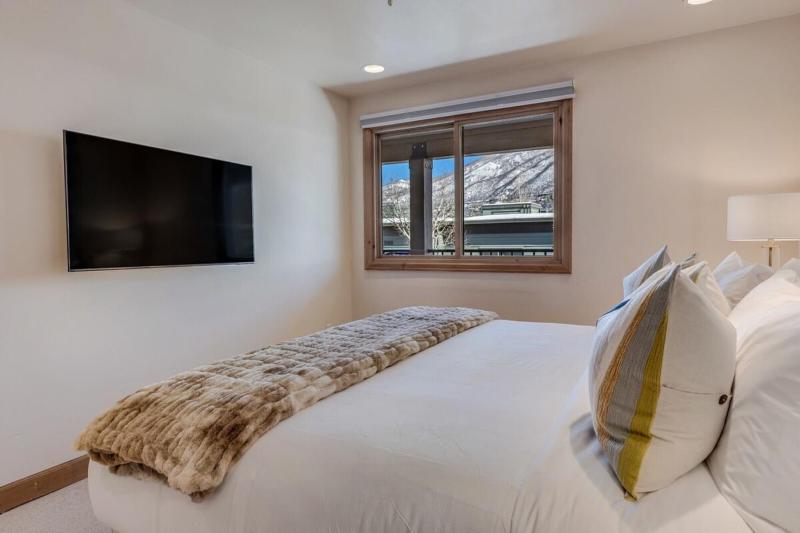 New Listing 2BR 2BA Condo - Mountain Views - image 16