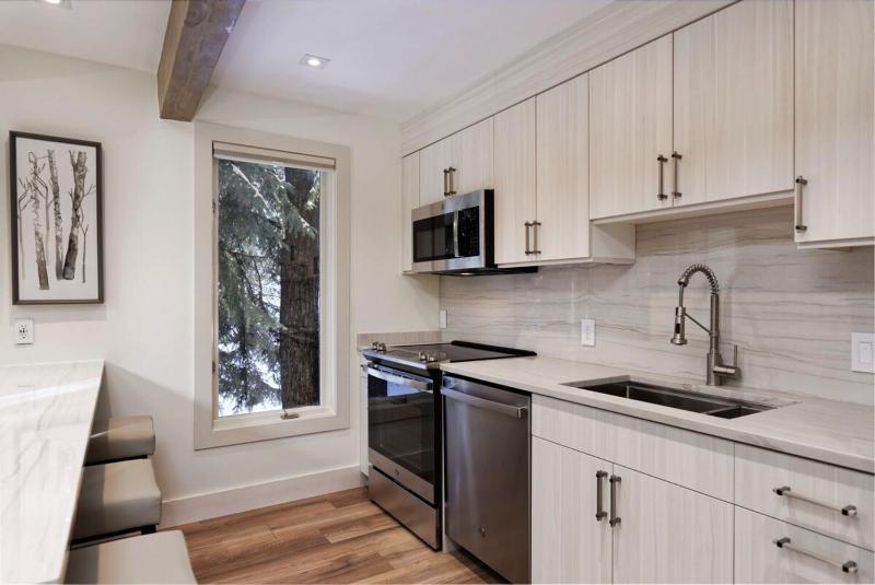 Fully Renovated 2 BR on River with Pool - Walk to Town! - image 10