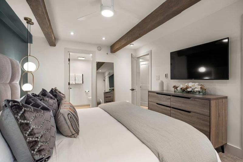 Fully Renovated 2 BR on River with Pool - Walk to Town! - image 32
