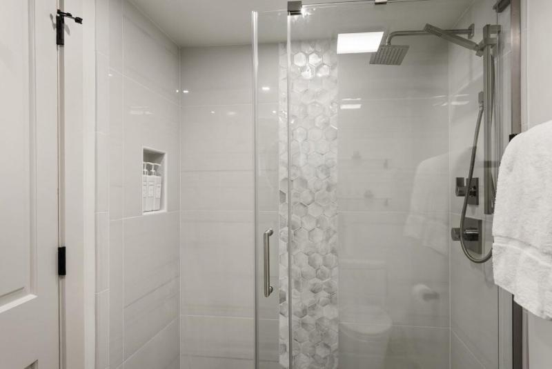 Fully Renovated 2 BR on River with Pool - Walk to Town! - image 15