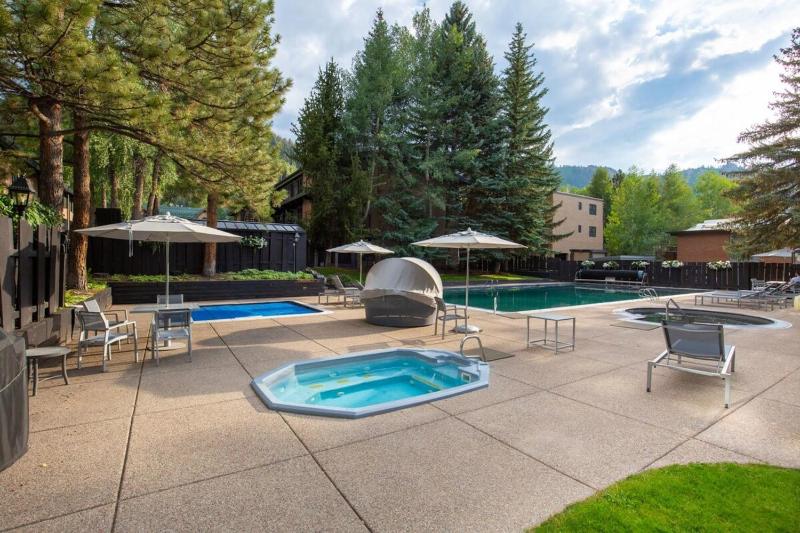 Fully Renovated 2 BR on River with Pool - Walk to Town! - image 11