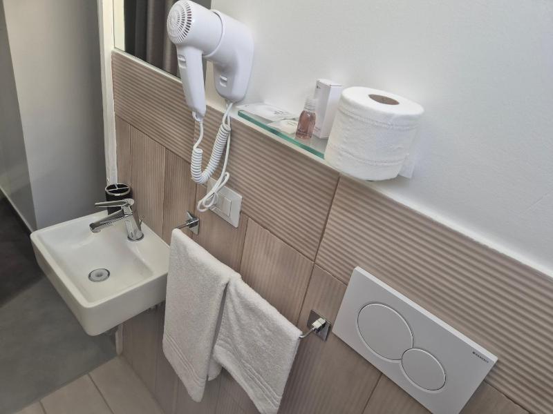 Standard Single Room image 2