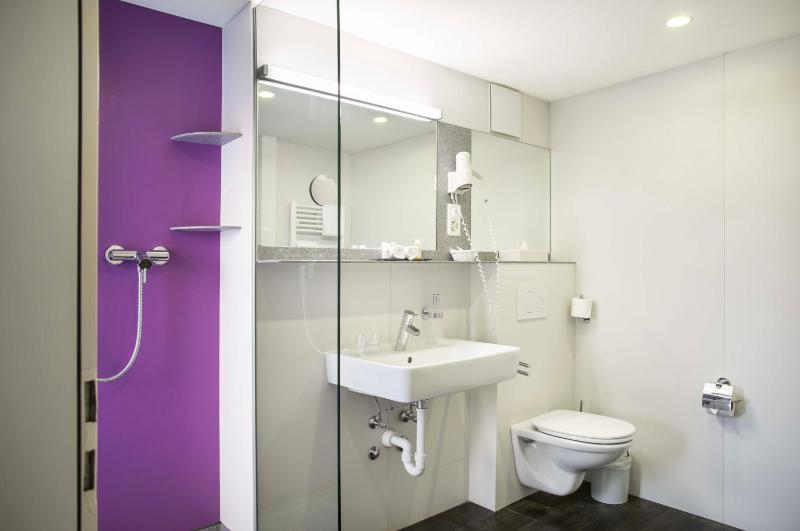 MEDIUM Double Room Backyard image 4