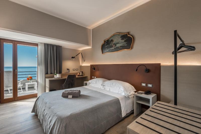 Double Room with Balcony and Sea View image 4