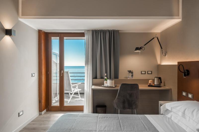 Double Room with Balcony and Sea View image 1