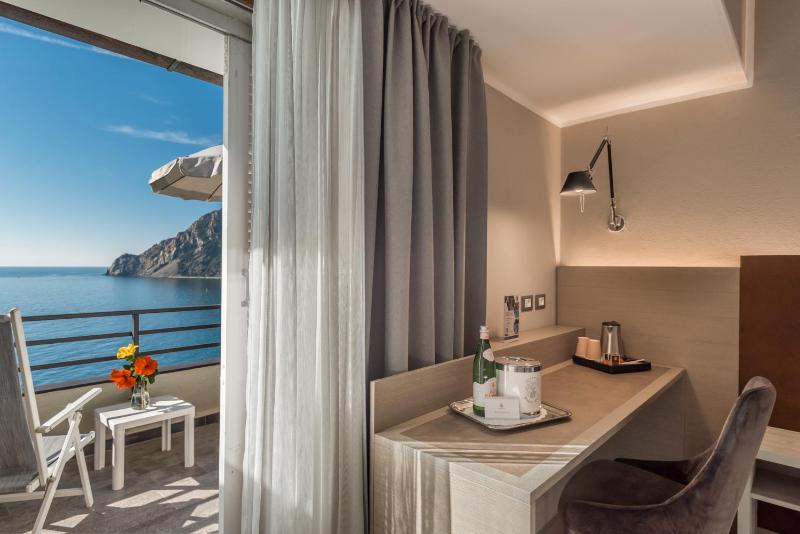 Double Room with Balcony and Sea View image 3