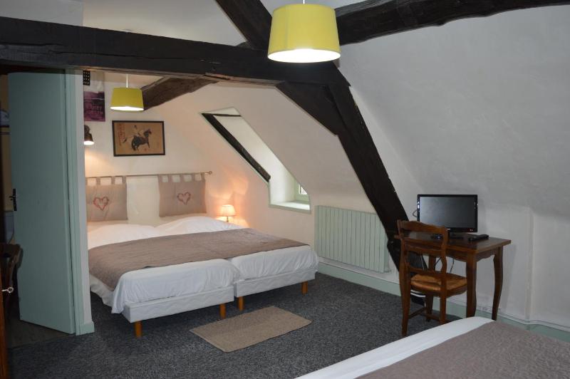 Standard Quadruple Room image 4