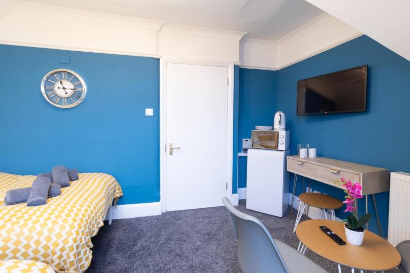 Open Mind Property - Spacious Ensuite Studio for 4 - image 13