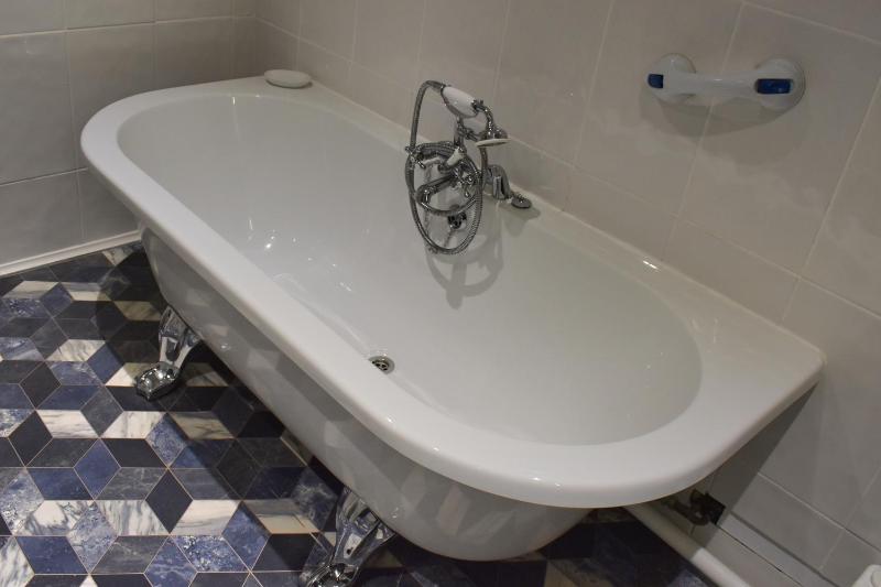 King Room with Bathroom image 2